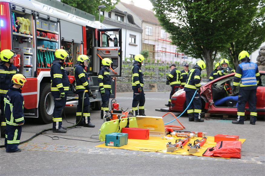 Person wurde bei Übung aus einem Fahrzeug gerettet