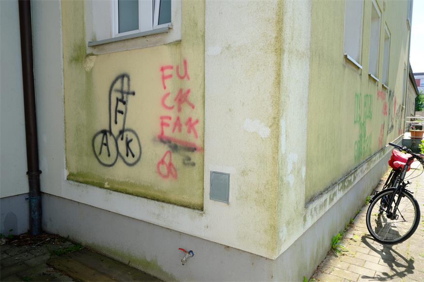 Frauenkirchen: Pausenhof der Mittelschule mit Graffiti beschmiert