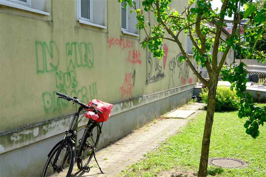 Frauenkirchen: Pausenhof der Mittelschule mit Graffiti beschmiert