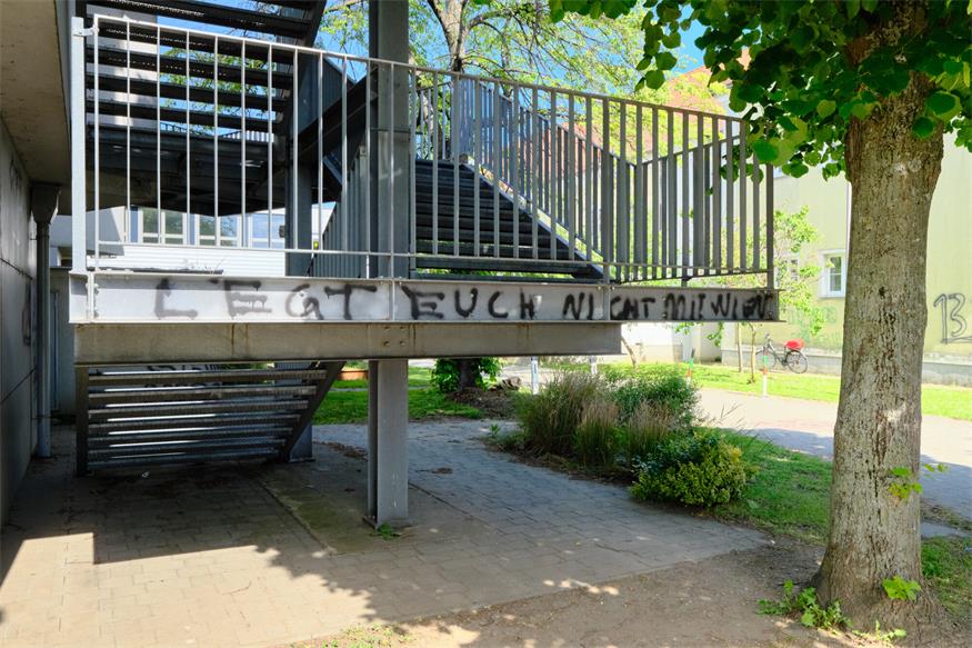 Frauenkirchen: Pausenhof der Mittelschule mit Graffiti beschmiert