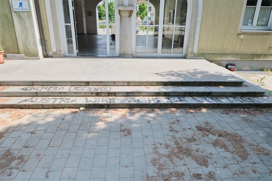 Frauenkirchen: Pausenhof der Mittelschule mit Graffiti beschmiert