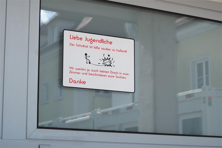 Frauenkirchen: Pausenhof der Mittelschule mit Graffiti beschmiert