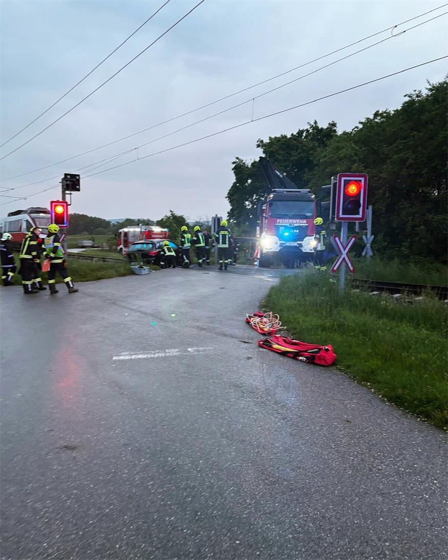 Jois: Pkw steckte auf Bahnschienen fest