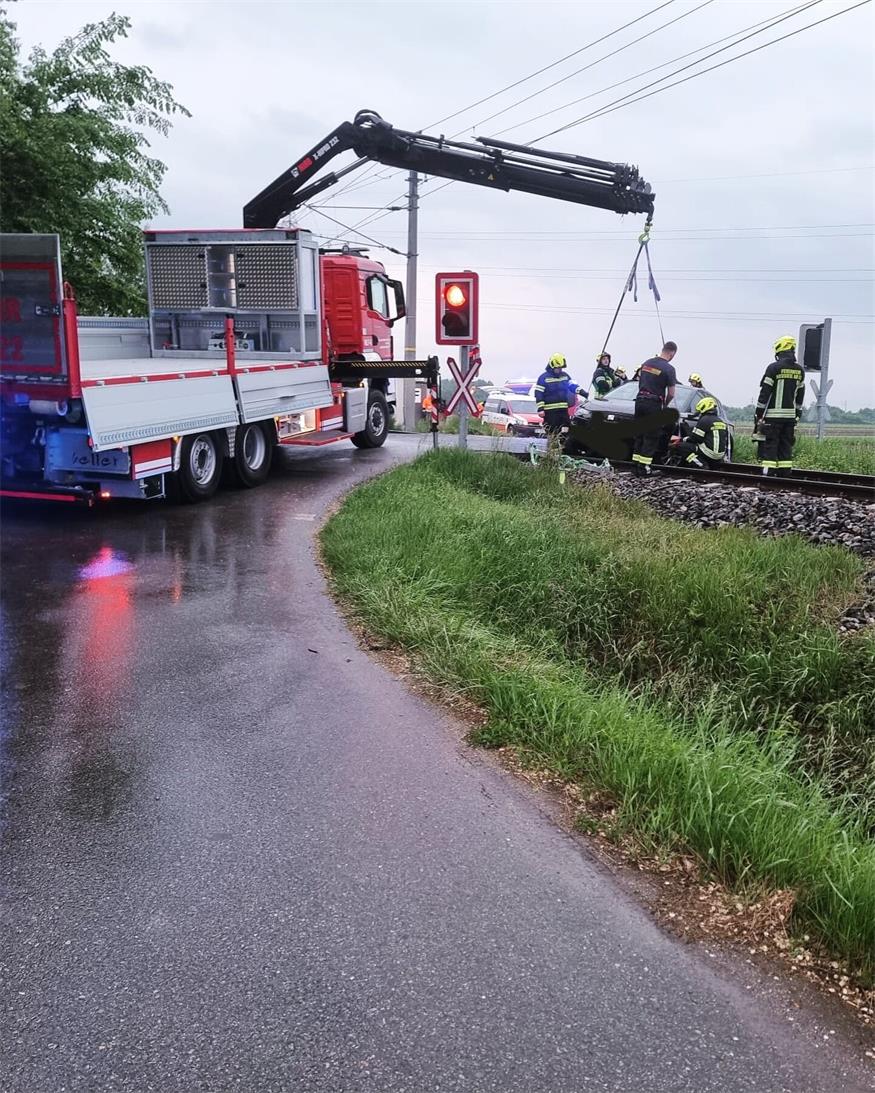 Jois: Pkw steckte auf Bahnschienen fest