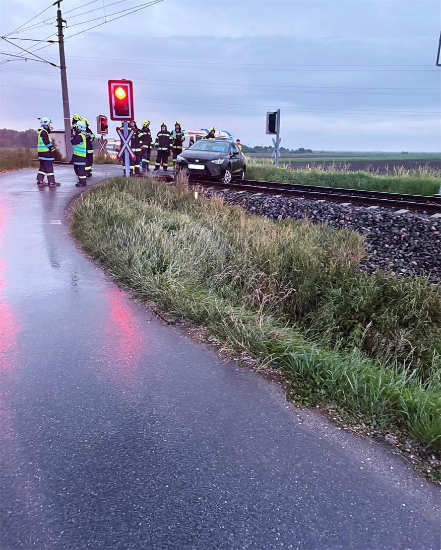 Jois: Pkw steckte auf Bahnschienen fest