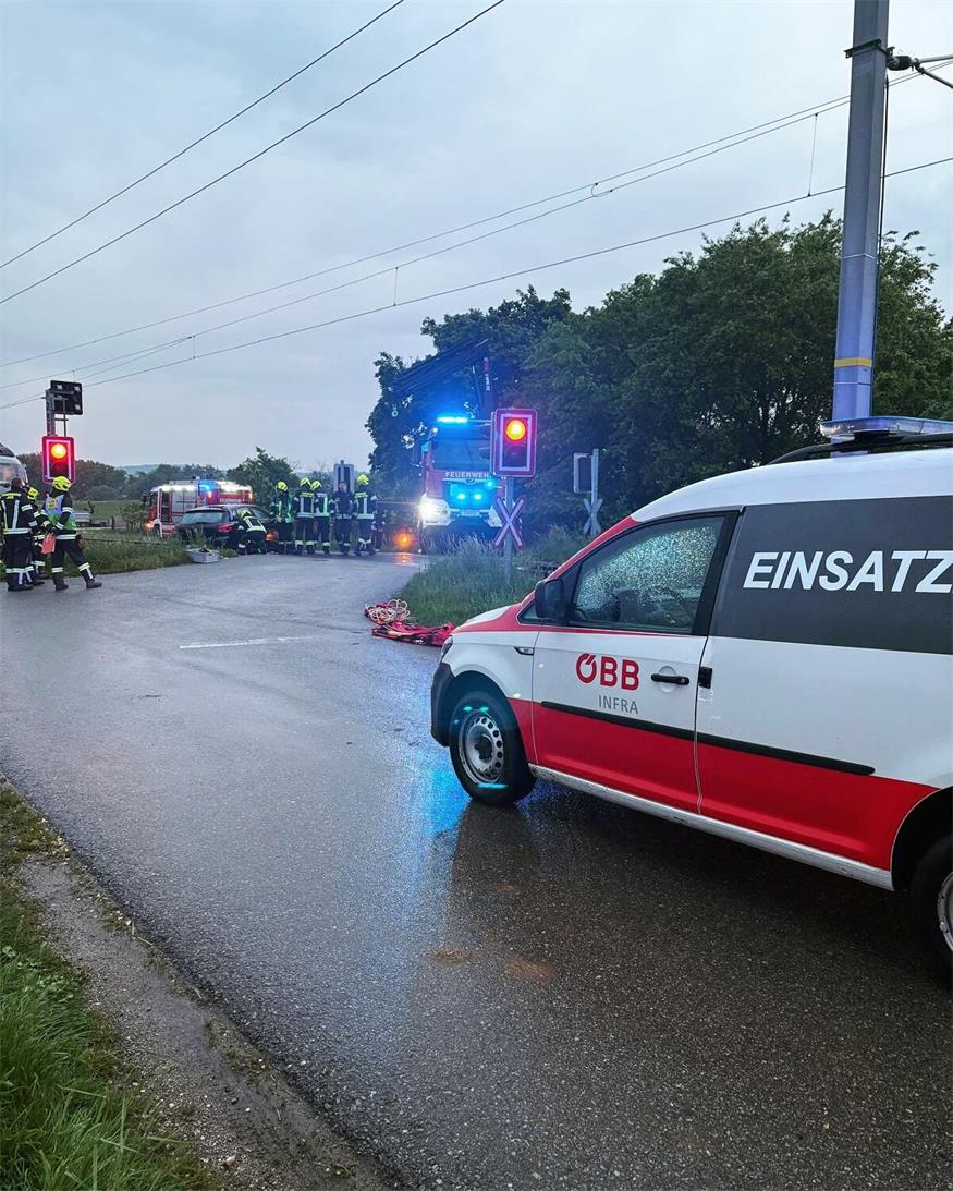 Jois: Pkw steckte auf Bahnschienen fest