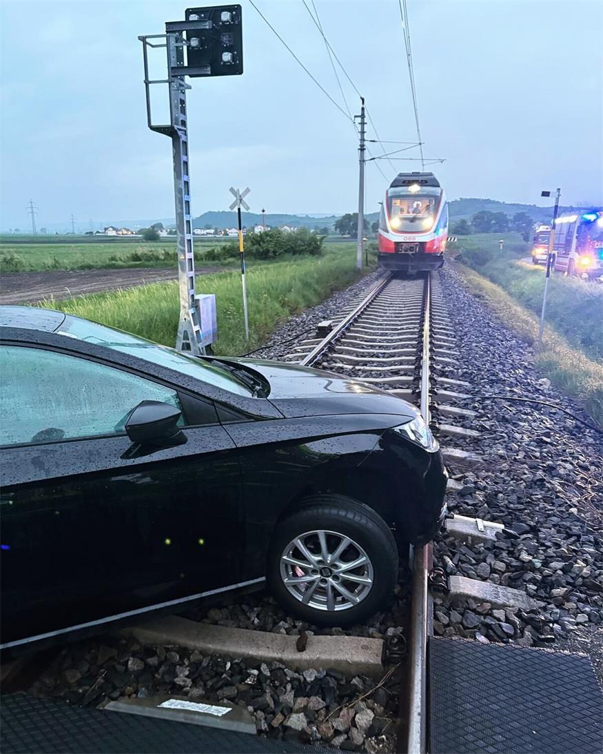 Jois: Pkw steckte auf Bahnschienen fest