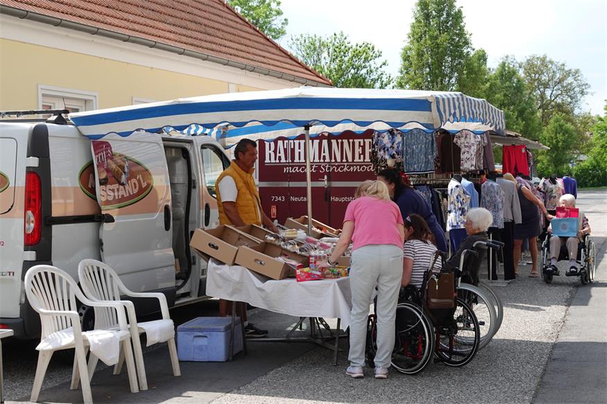 Pflegezentren Drescher: Heiteres Shoppen am Markttag in Raiding
