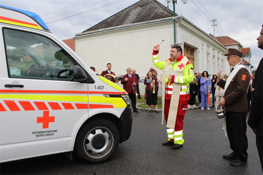 „Fahrende Intensivstation“: Rettungsauto-Segnung in Steinberg-Dörfl