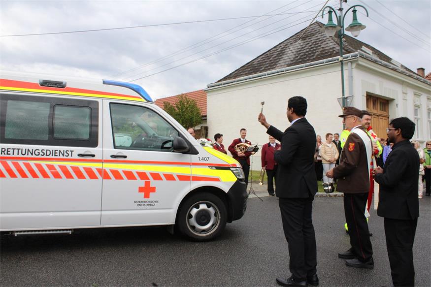„Fahrende Intensivstation“: Rettungsauto-Segnung in Steinberg-Dörfl