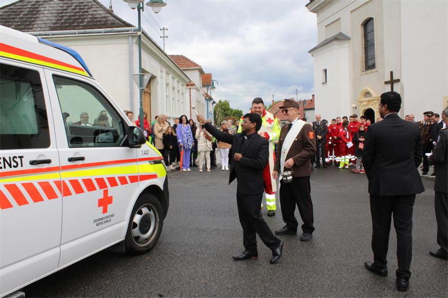 „Fahrende Intensivstation“: Rettungsauto-Segnung in Steinberg-Dörfl