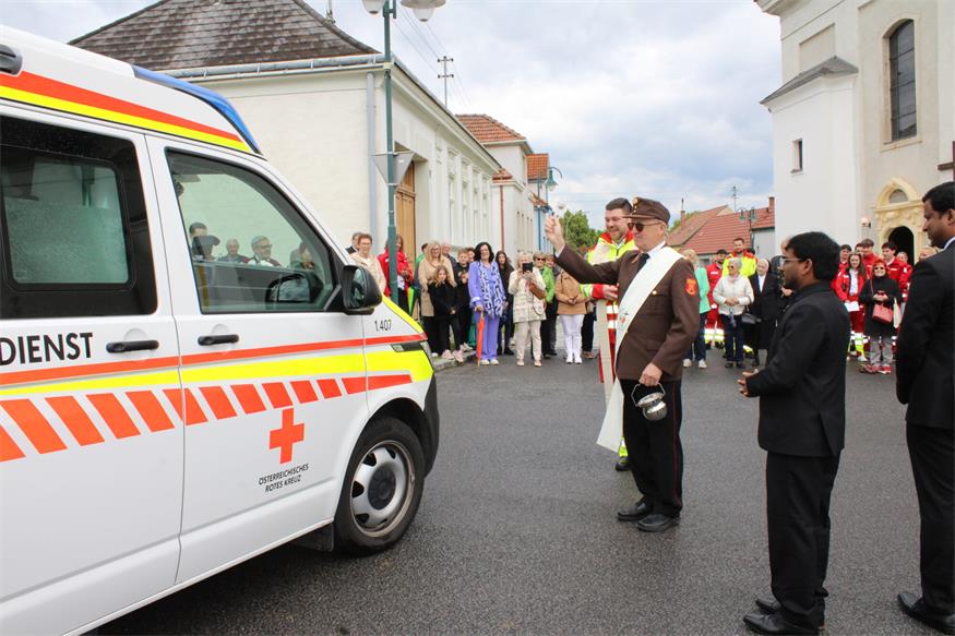 „Fahrende Intensivstation“: Rettungsauto-Segnung in Steinberg-Dörfl