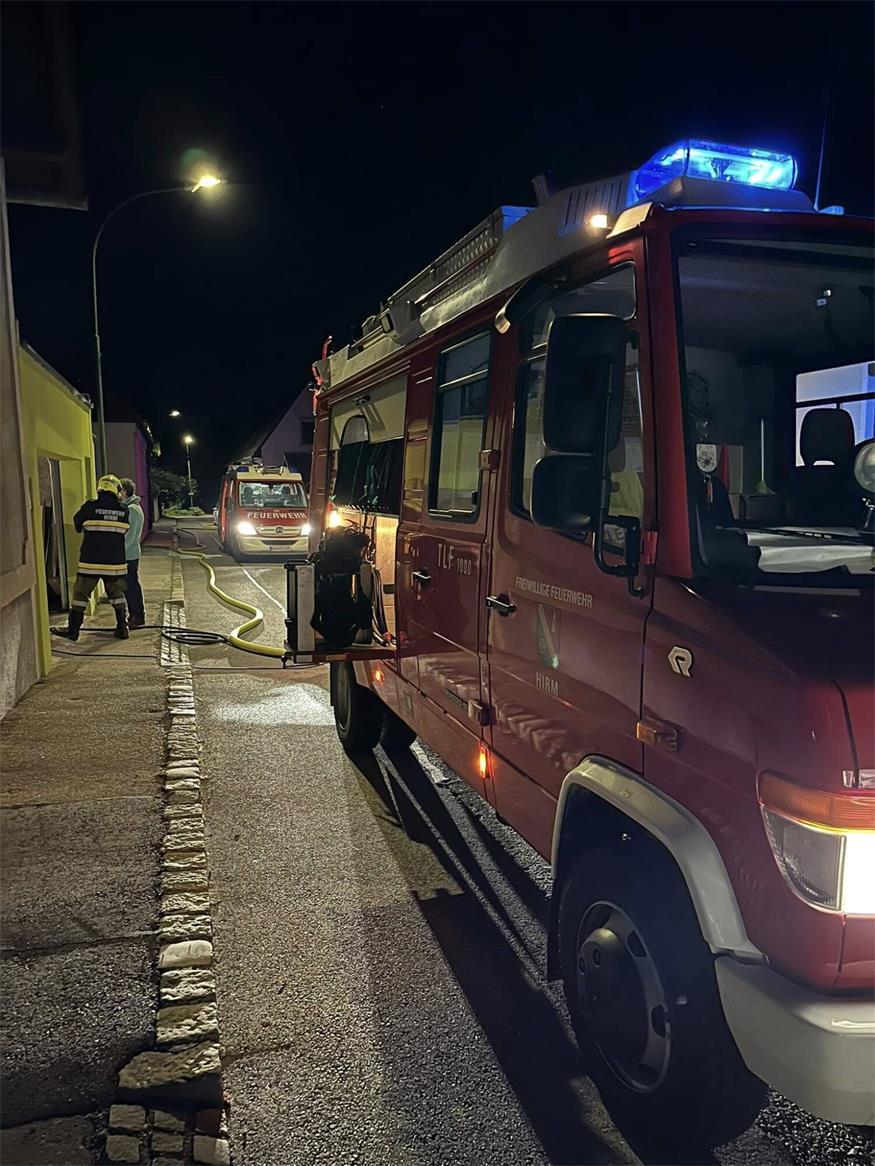 Nächtlicher Löscheinsatz in Hirm