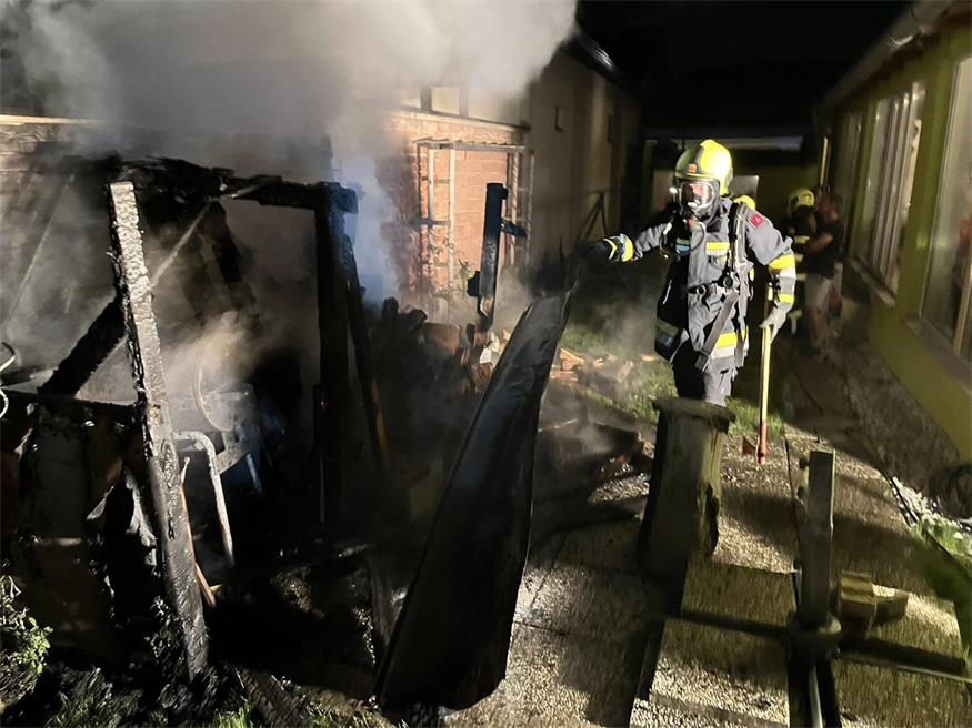 Nächtlicher Löscheinsatz in Hirm