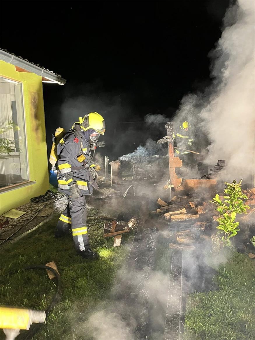 Nächtlicher Löscheinsatz in Hirm