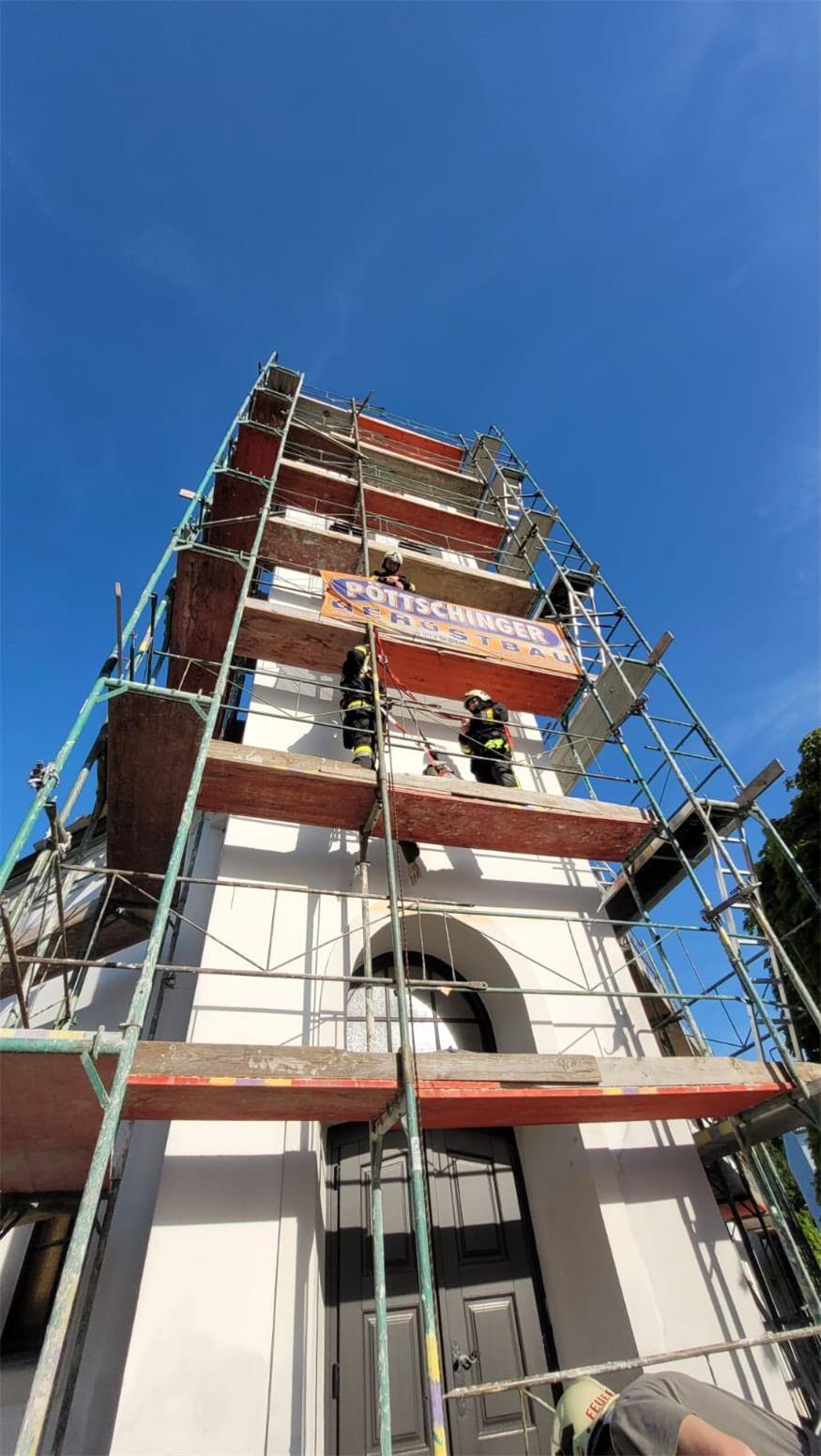 Feuerwehr-Übung: Arbeiter von Kirchturm gerettet