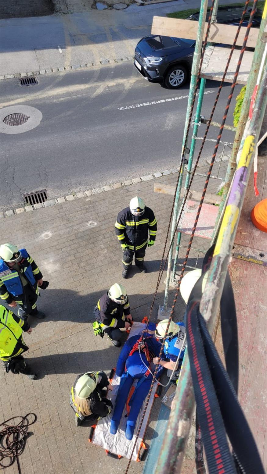 Feuerwehr-Übung: Arbeiter von Kirchturm gerettet