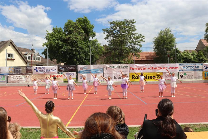 Akrobatisch: Schauturnen der „Sportunion Neudörfl Sektion Gymnastik“