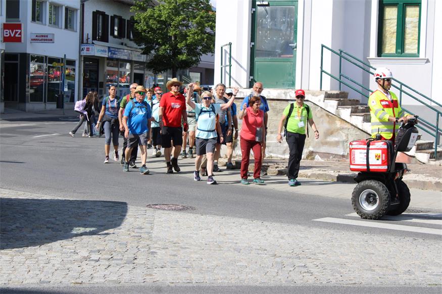 1.200 Beine unterwegs von „Jubilarin“ zu „Jubilarin“ und flotte Sohlen