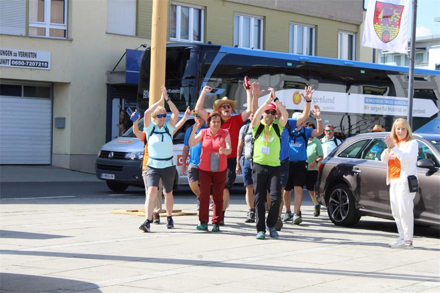 1.200 Beine unterwegs von „Jubilarin“ zu „Jubilarin“ und flotte Sohlen