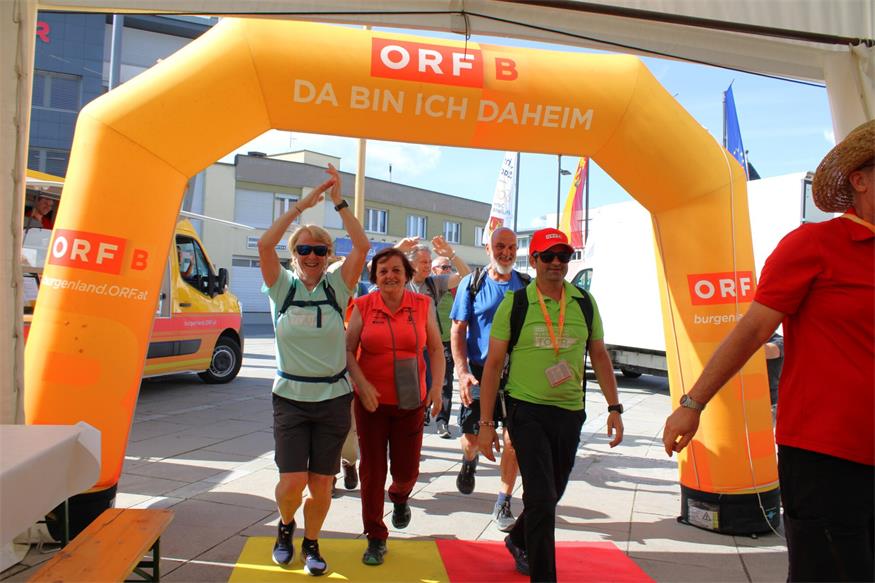 1.200 Beine unterwegs von „Jubilarin“ zu „Jubilarin“ und flotte Sohlen