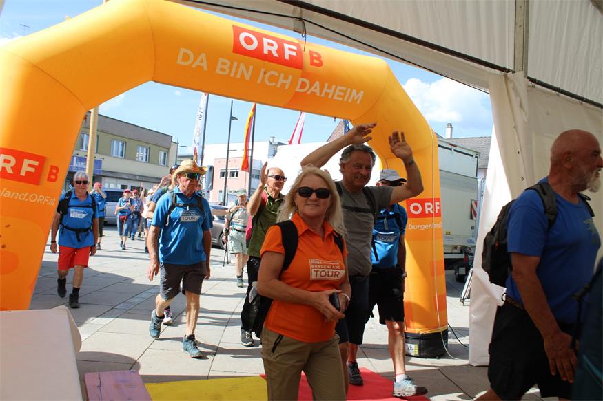 1.200 Beine unterwegs von „Jubilarin“ zu „Jubilarin“ und flotte Sohlen