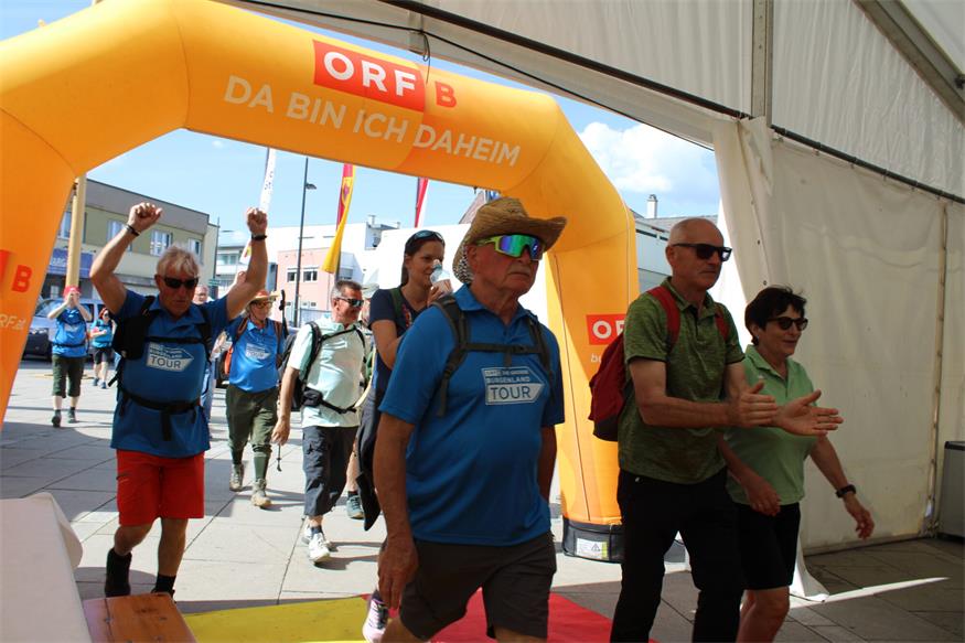 1.200 Beine unterwegs von „Jubilarin“ zu „Jubilarin“ und flotte Sohlen