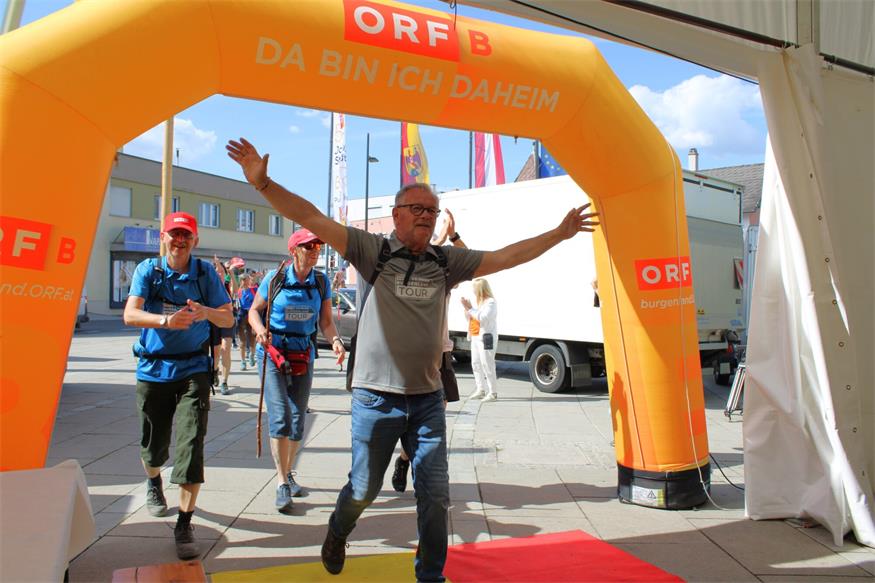 1.200 Beine unterwegs von „Jubilarin“ zu „Jubilarin“ und flotte Sohlen