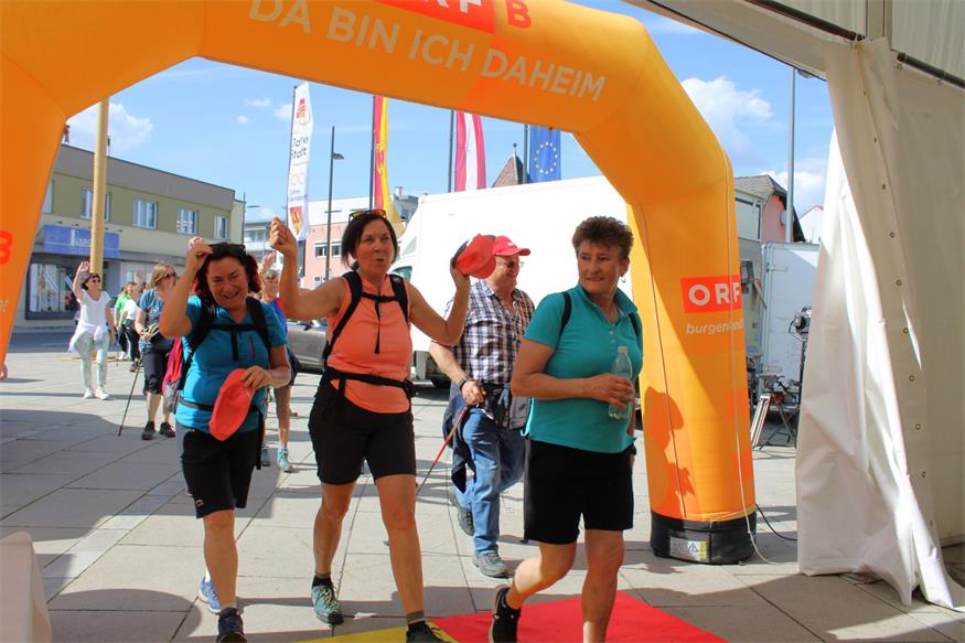 1.200 Beine unterwegs von „Jubilarin“ zu „Jubilarin“ und flotte Sohlen