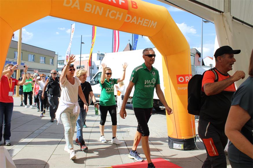 1.200 Beine unterwegs von „Jubilarin“ zu „Jubilarin“ und flotte Sohlen