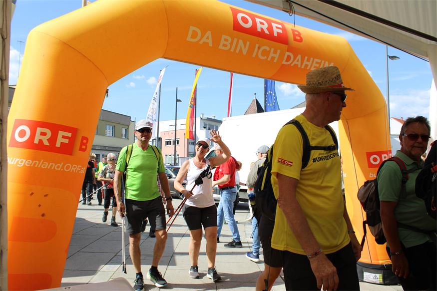 1.200 Beine unterwegs von „Jubilarin“ zu „Jubilarin“ und flotte Sohlen