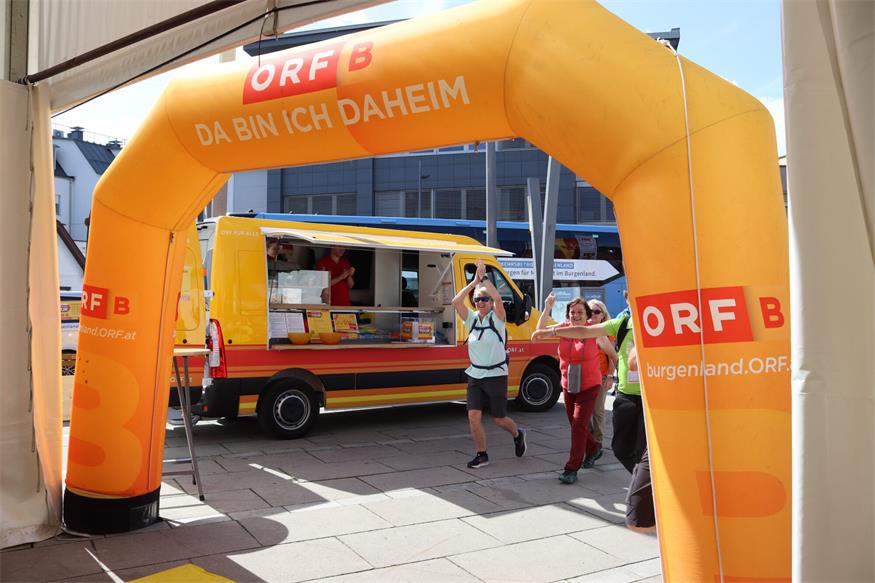 1.200 Beine unterwegs von „Jubilarin“ zu „Jubilarin“ und flotte Sohlen