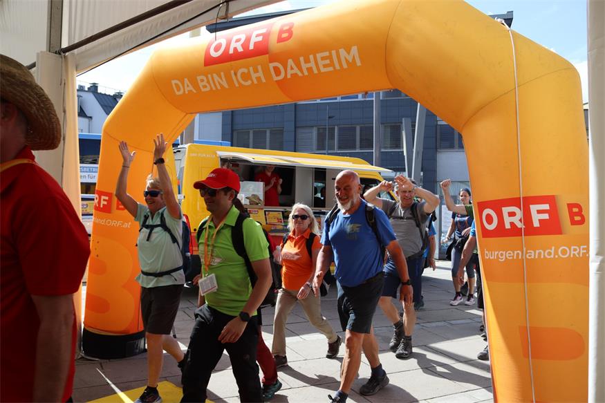 1.200 Beine unterwegs von „Jubilarin“ zu „Jubilarin“ und flotte Sohlen
