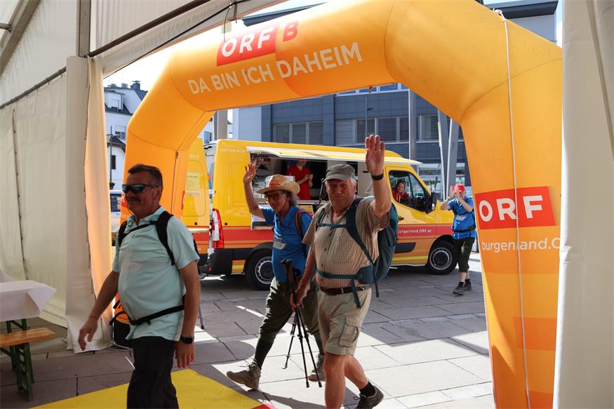 1.200 Beine unterwegs von „Jubilarin“ zu „Jubilarin“ und flotte Sohlen