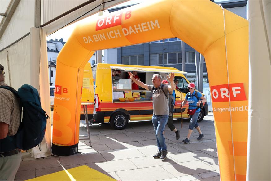 1.200 Beine unterwegs von „Jubilarin“ zu „Jubilarin“ und flotte Sohlen
