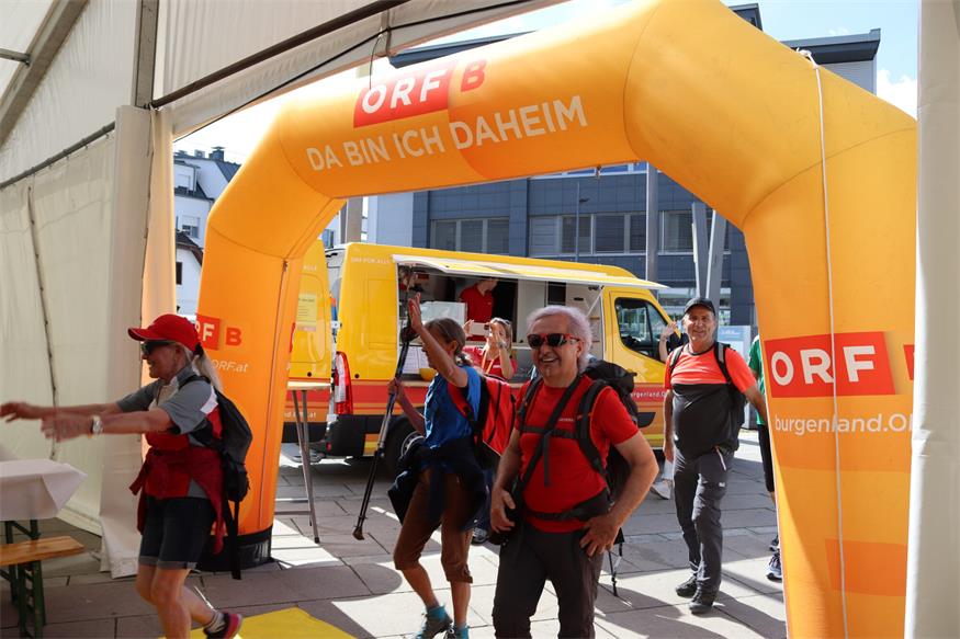 1.200 Beine unterwegs von „Jubilarin“ zu „Jubilarin“ und flotte Sohlen
