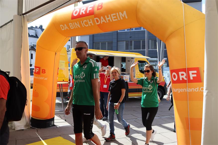 1.200 Beine unterwegs von „Jubilarin“ zu „Jubilarin“ und flotte Sohlen