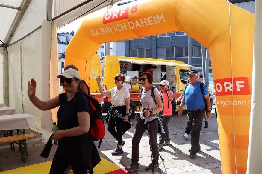 1.200 Beine unterwegs von „Jubilarin“ zu „Jubilarin“ und flotte Sohlen