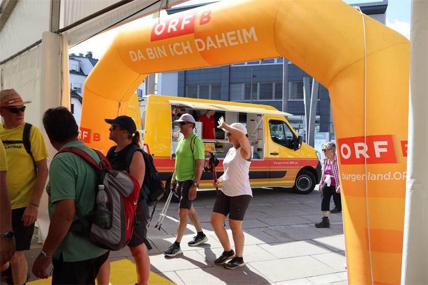 1.200 Beine unterwegs von „Jubilarin“ zu „Jubilarin“ und flotte Sohlen