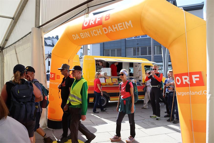 1.200 Beine unterwegs von „Jubilarin“ zu „Jubilarin“ und flotte Sohlen