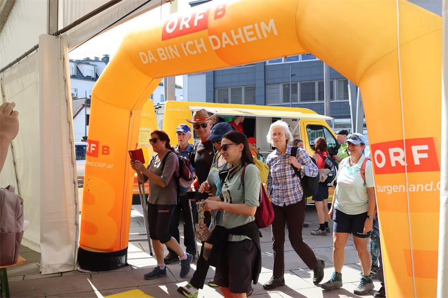 1.200 Beine unterwegs von „Jubilarin“ zu „Jubilarin“ und flotte Sohlen