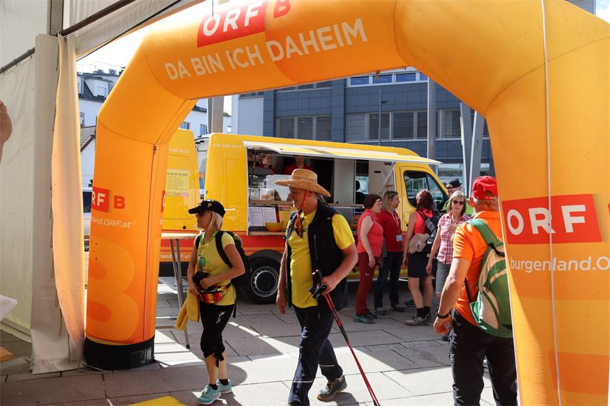 1.200 Beine unterwegs von „Jubilarin“ zu „Jubilarin“ und flotte Sohlen