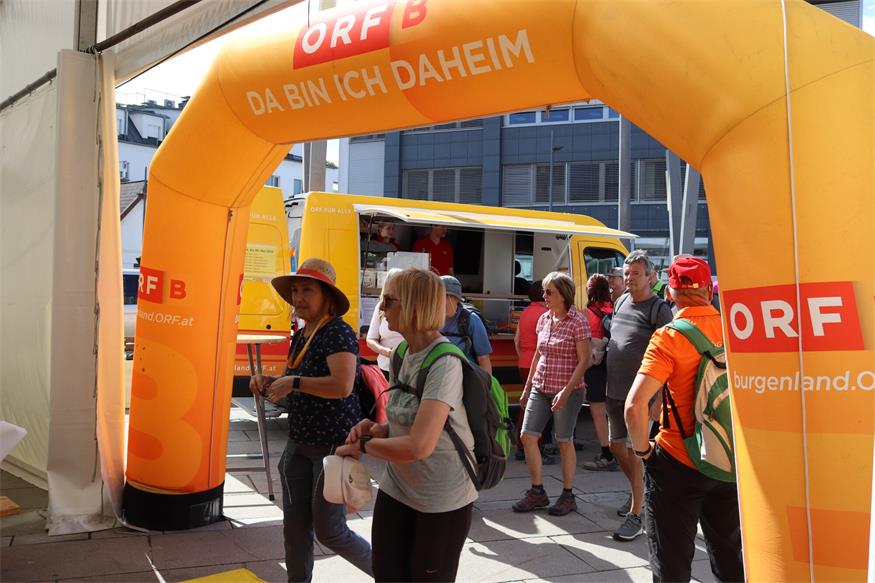 1.200 Beine unterwegs von „Jubilarin“ zu „Jubilarin“ und flotte Sohlen