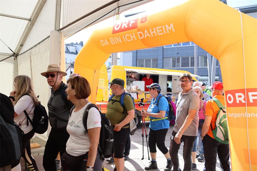 1.200 Beine unterwegs von „Jubilarin“ zu „Jubilarin“ und flotte Sohlen