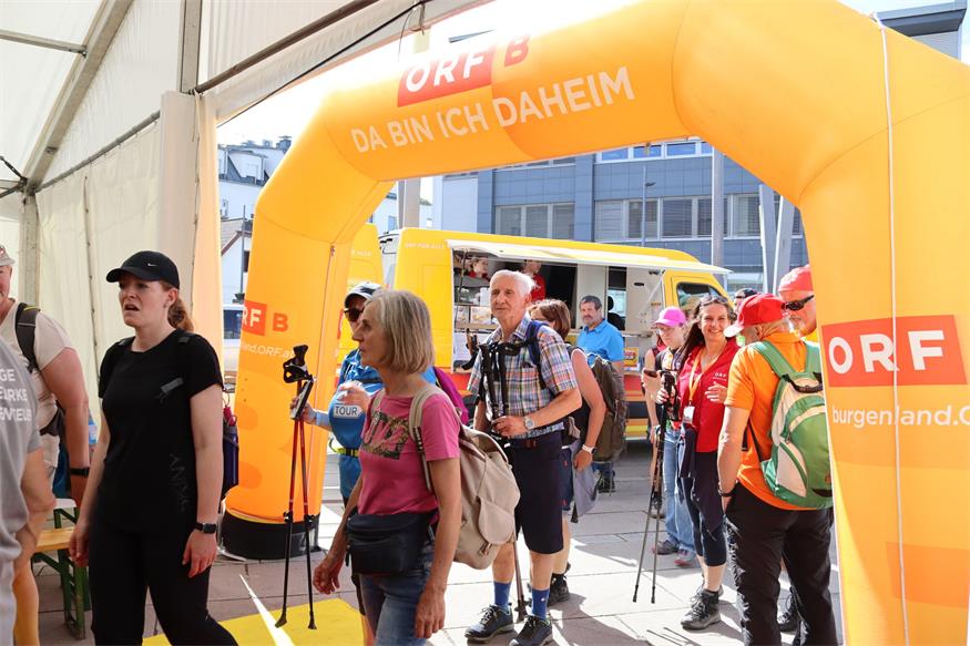 1.200 Beine unterwegs von „Jubilarin“ zu „Jubilarin“ und flotte Sohlen