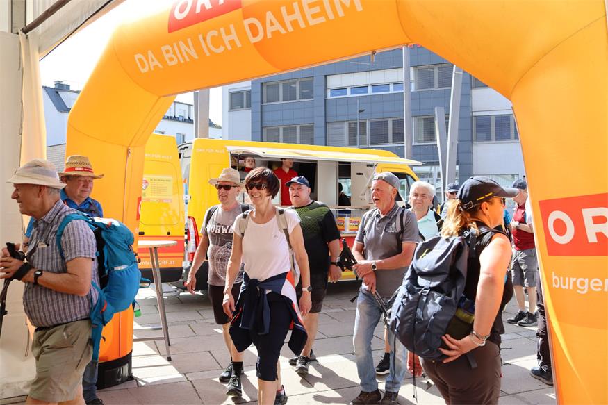1.200 Beine unterwegs von „Jubilarin“ zu „Jubilarin“ und flotte Sohlen
