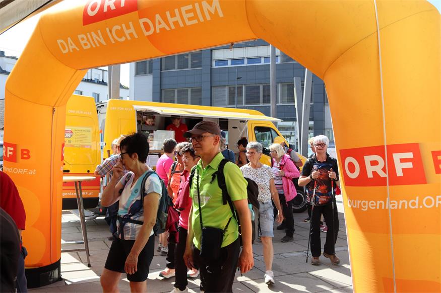 1.200 Beine unterwegs von „Jubilarin“ zu „Jubilarin“ und flotte Sohlen