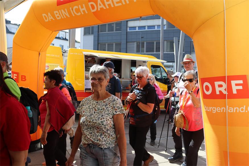 1.200 Beine unterwegs von „Jubilarin“ zu „Jubilarin“ und flotte Sohlen