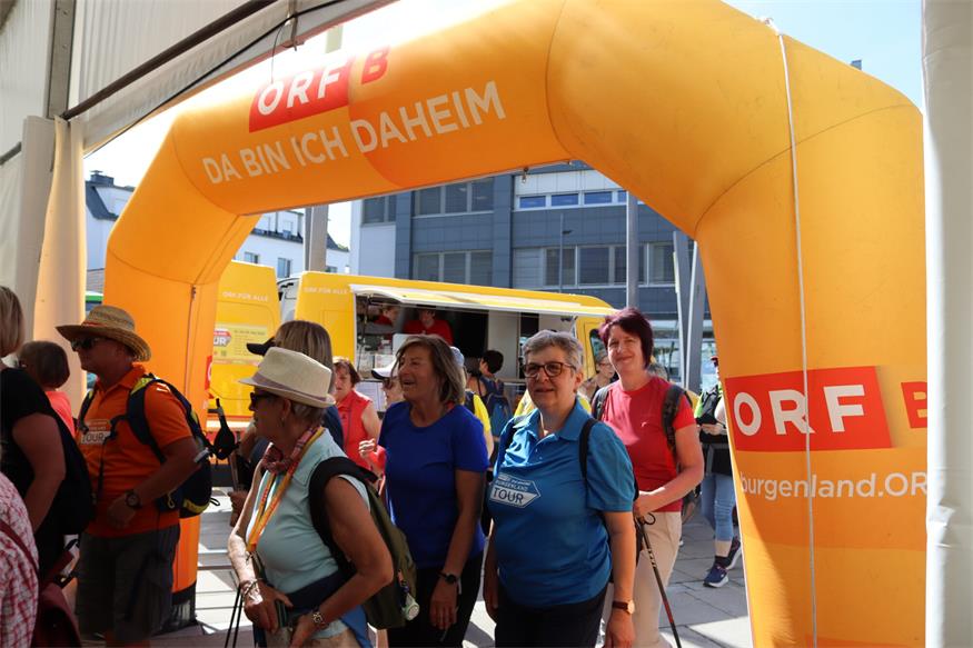 1.200 Beine unterwegs von „Jubilarin“ zu „Jubilarin“ und flotte Sohlen