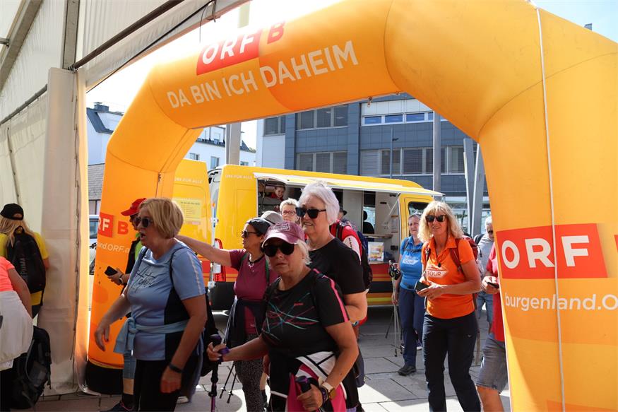 1.200 Beine unterwegs von „Jubilarin“ zu „Jubilarin“ und flotte Sohlen